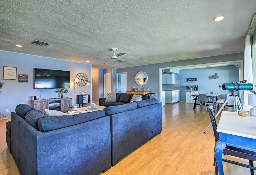 Vibrant Kingsland Retreat W/ Waterfront Views