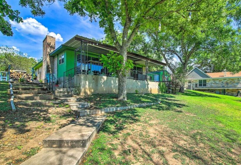 Vibrant Kingsland Retreat W/ Waterfront Views