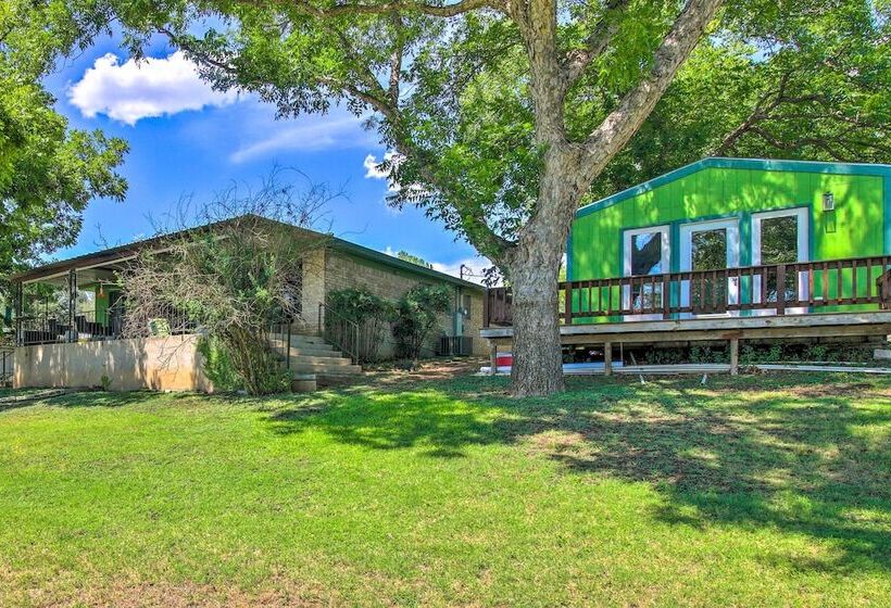 Vibrant Kingsland Retreat W/ Waterfront Views