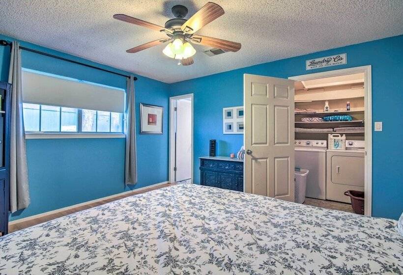 Vibrant Kingsland Retreat W/ Waterfront Views