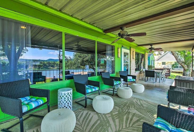 Vibrant Kingsland Retreat W/ Waterfront Views