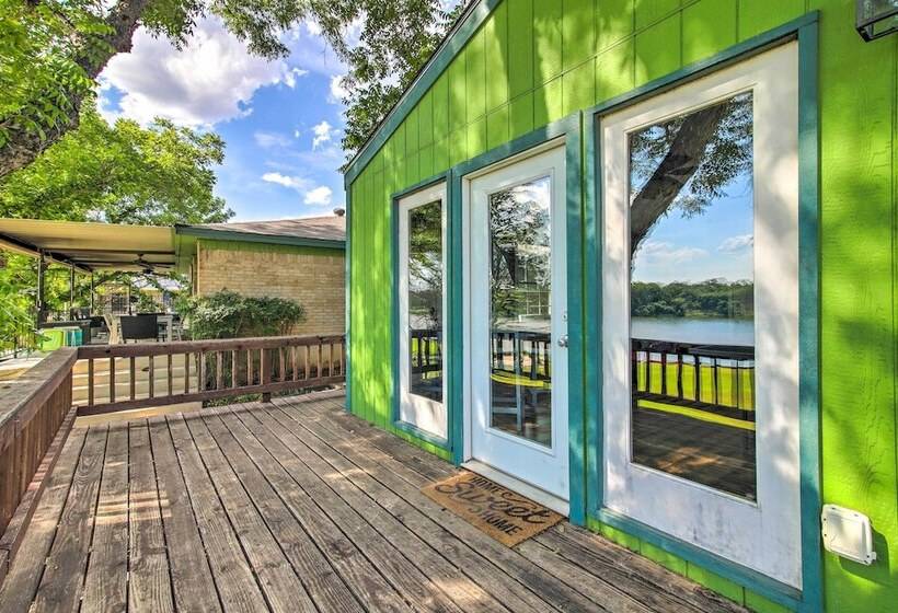 Vibrant Kingsland Retreat W/ Waterfront Views