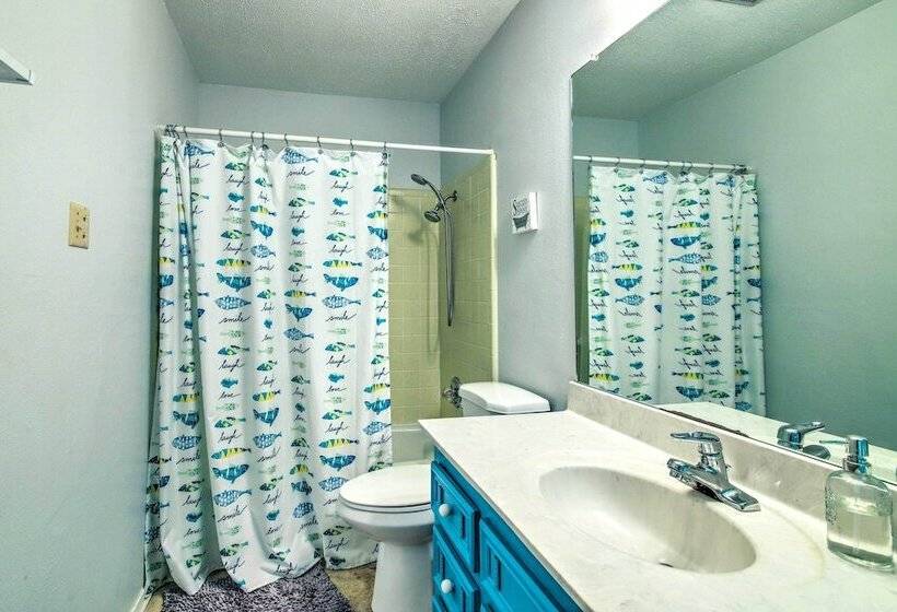 Vibrant Kingsland Retreat W/ Waterfront Views