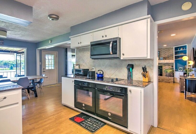 Vibrant Kingsland Retreat W/ Waterfront Views