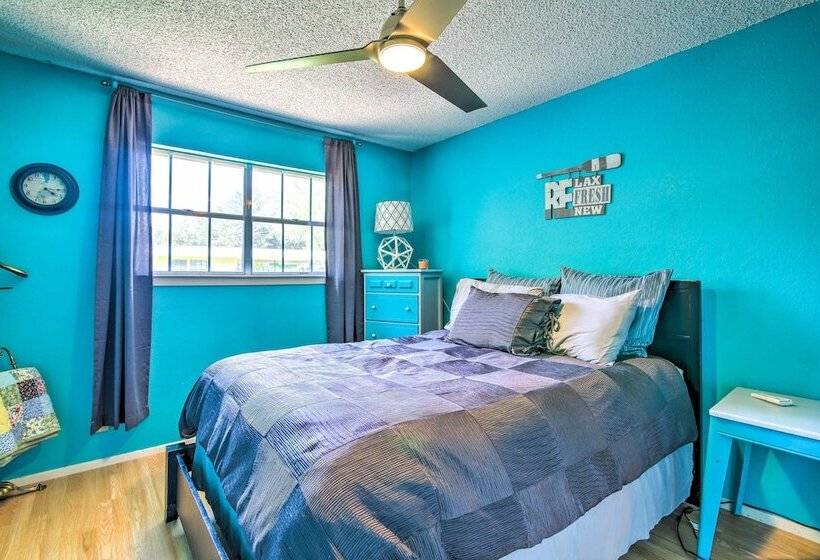 Vibrant Kingsland Retreat W/ Waterfront Views