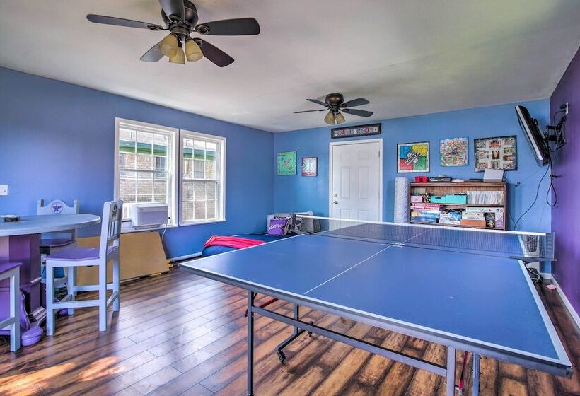 Vibrant Kingsland Retreat W/ Waterfront Views