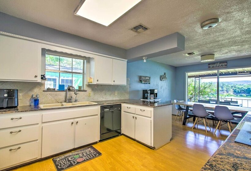 Vibrant Kingsland Retreat W/ Waterfront Views