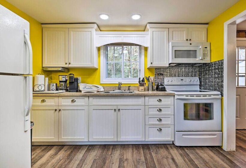 White Haven Lakeside Home W/ Kayaks & Fireplace!