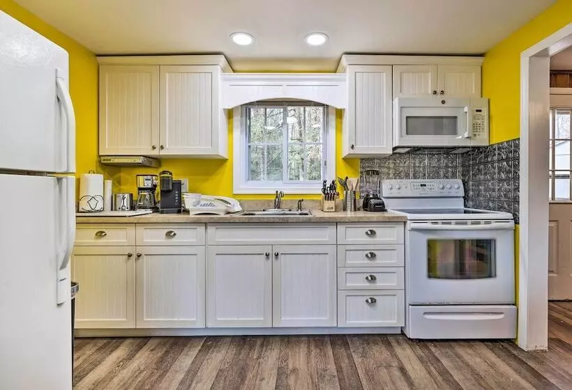 White Haven Lakeside Home W/ Kayaks & Fireplace!