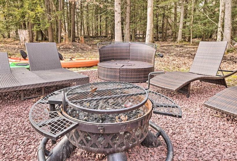 White Haven Lakeside Home W/ Kayaks & Fireplace!