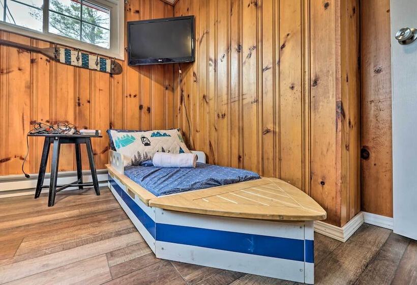 White Haven Lakeside Home W/ Kayaks & Fireplace!