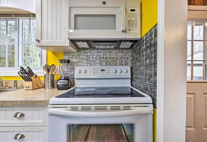 White Haven Lakeside Home W/ Kayaks & Fireplace!