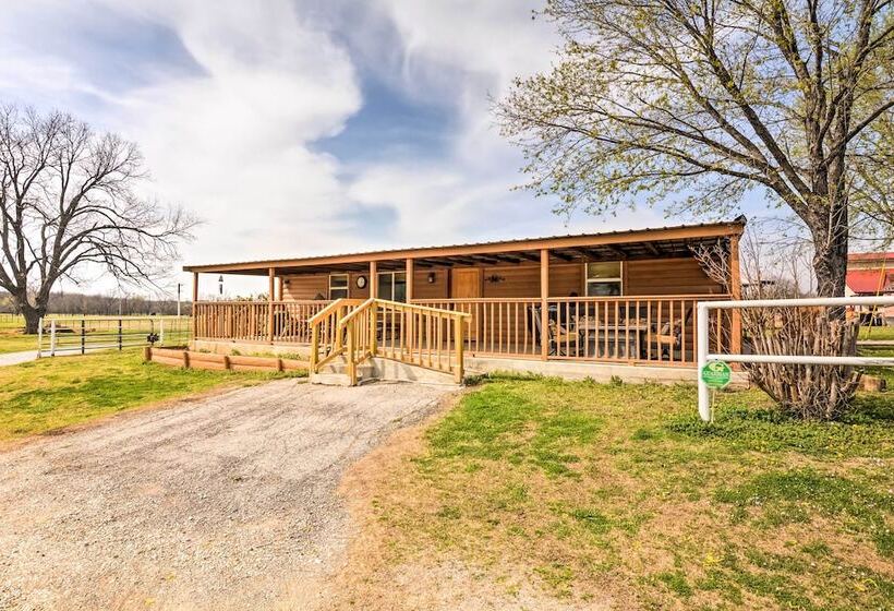 Bartlesville Cabin W/ Pool, Hot Tub & Trampoline!