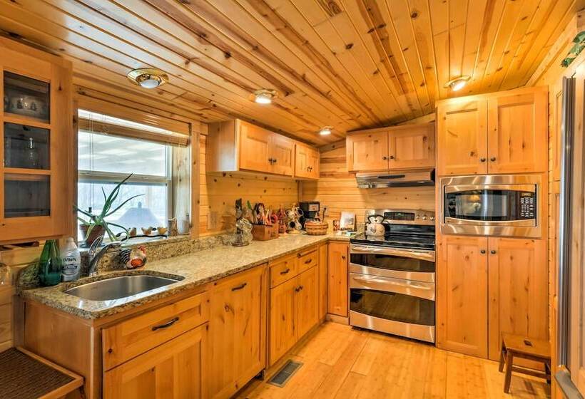 Bartlesville Cabin W/ Pool, Hot Tub & Trampoline!