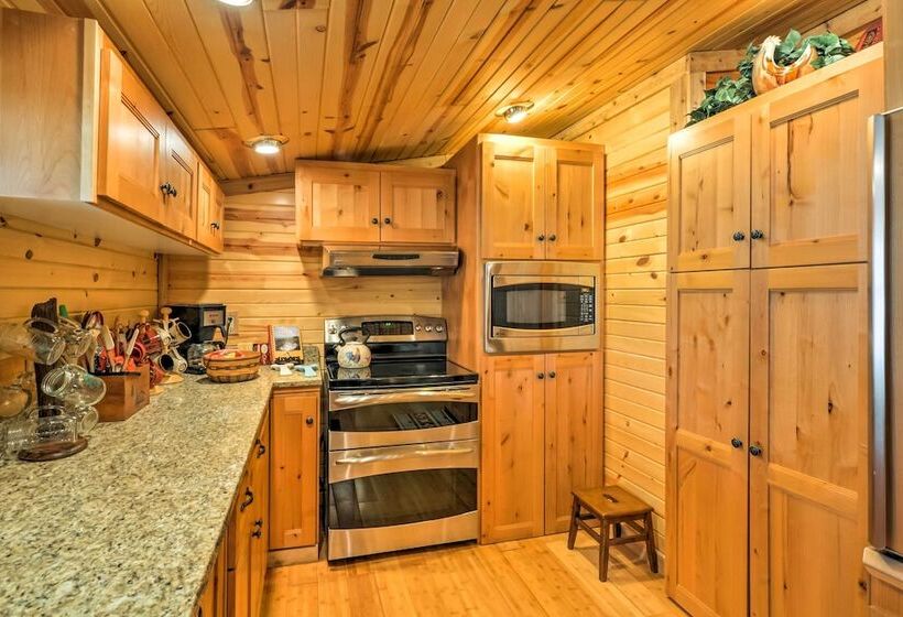 Bartlesville Cabin W/ Pool, Hot Tub & Trampoline!