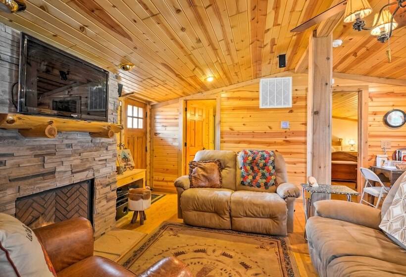 Bartlesville Cabin W/ Pool, Hot Tub & Trampoline!