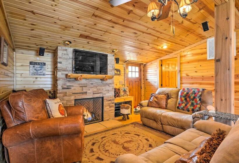Bartlesville Cabin W/ Pool, Hot Tub & Trampoline!