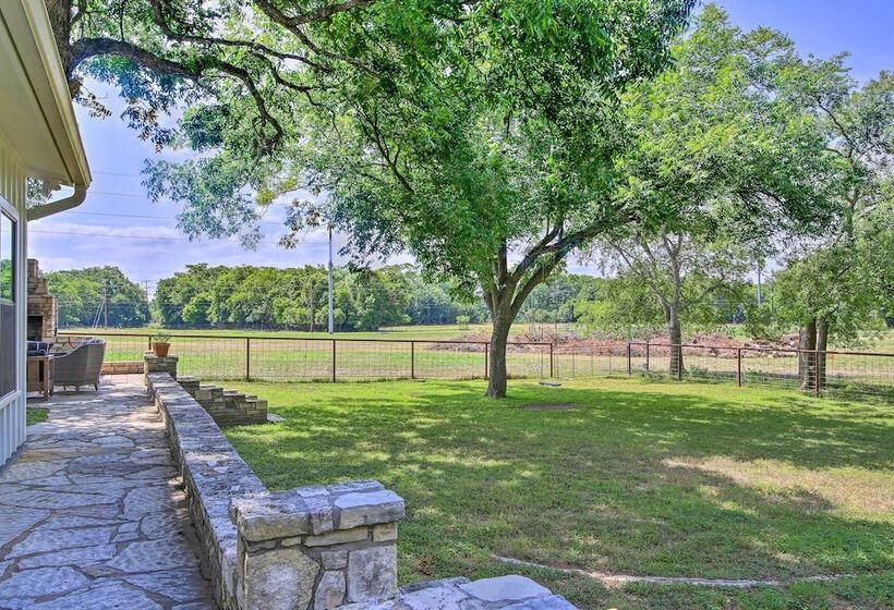 Beautiful Hill Country Cottage   Walk To Downtown!