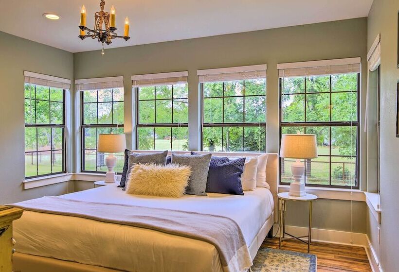 Beautiful Hill Country Cottage   Walk To Downtown!