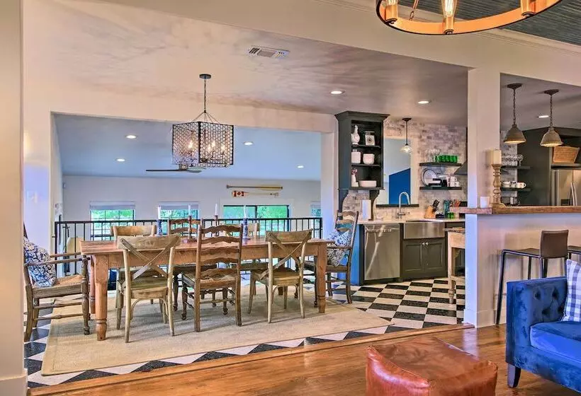 Beautiful Hill Country Cottage   Walk To Downtown!