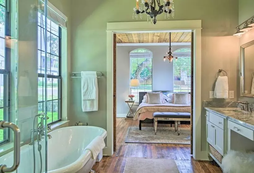 Beautiful Hill Country Cottage   Walk To Downtown!