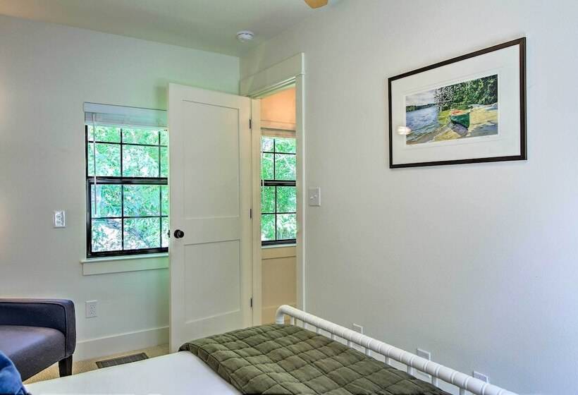 Beautiful Hill Country Cottage   Walk To Downtown!