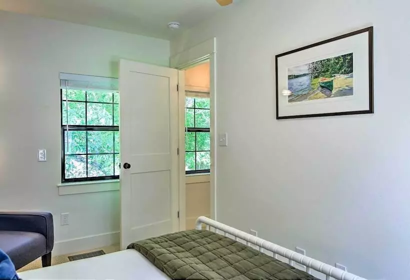 Beautiful Hill Country Cottage   Walk To Downtown!