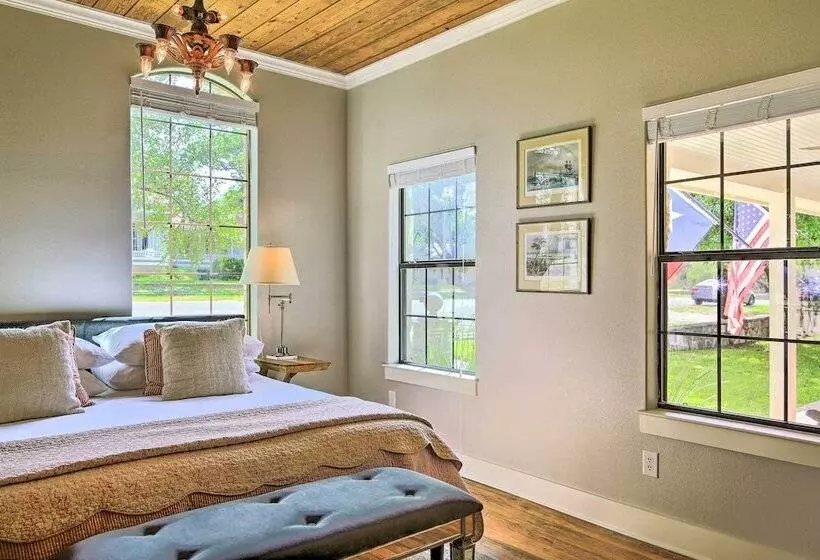 Beautiful Hill Country Cottage   Walk To Downtown!