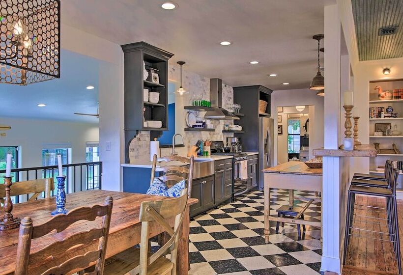 Beautiful Hill Country Cottage   Walk To Downtown!