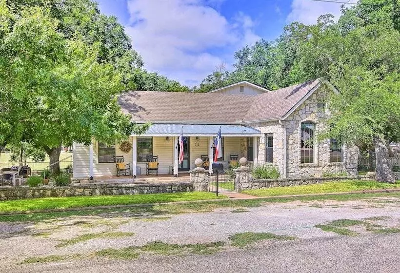 Beautiful Hill Country Cottage   Walk To Downtown!