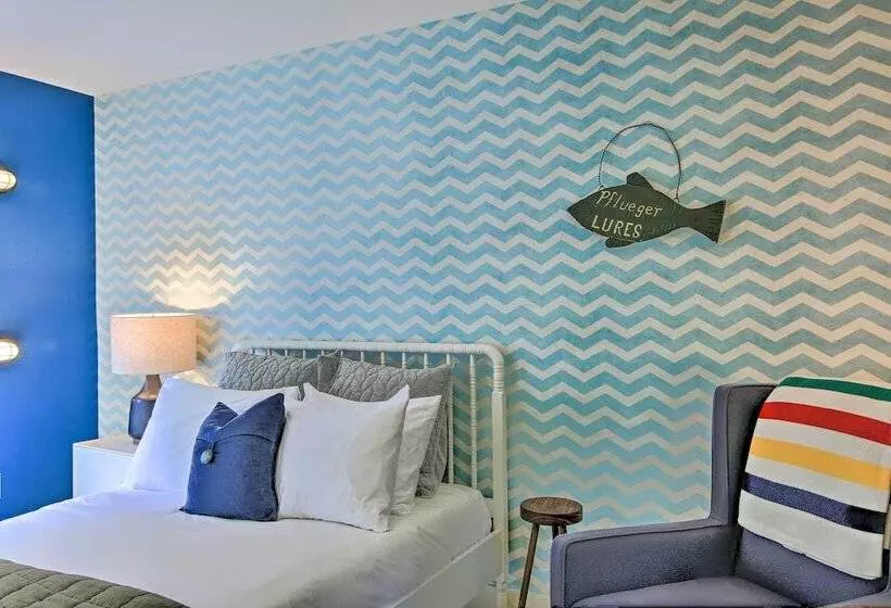 Beautiful Hill Country Cottage   Walk To Downtown!