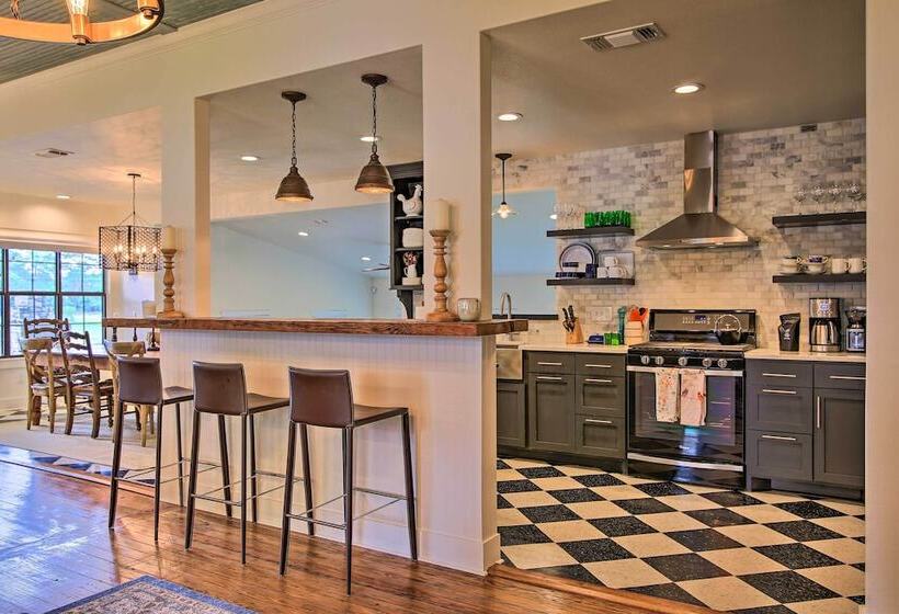 Beautiful Hill Country Cottage   Walk To Downtown!