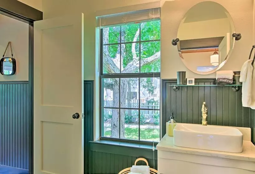 Beautiful Hill Country Cottage   Walk To Downtown!