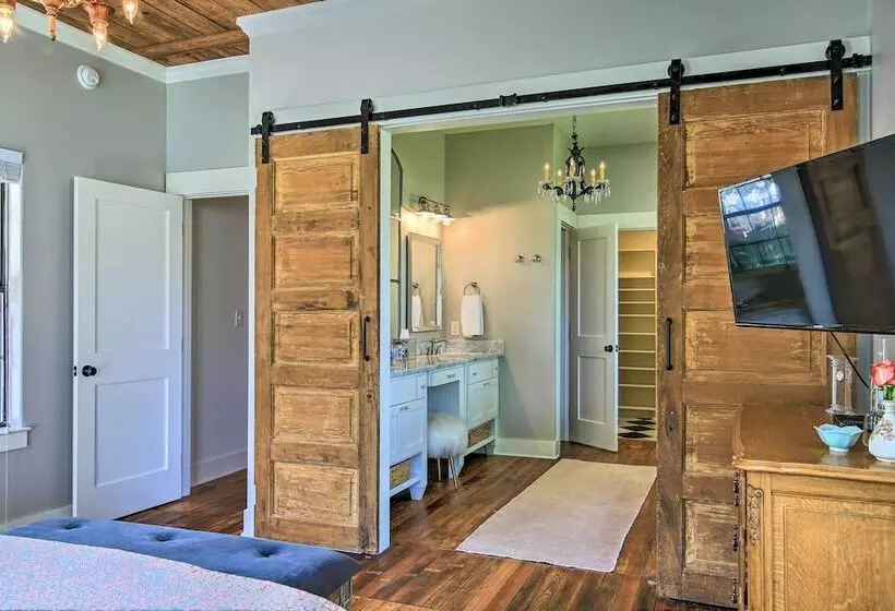 Beautiful Hill Country Cottage   Walk To Downtown!