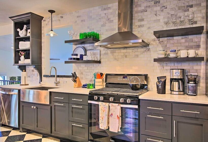 Beautiful Hill Country Cottage   Walk To Downtown!