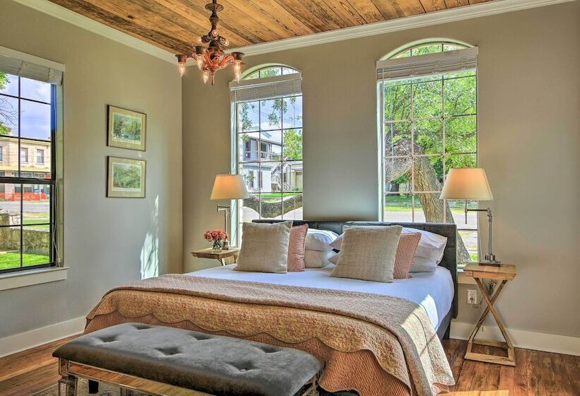 Beautiful Hill Country Cottage   Walk To Downtown!