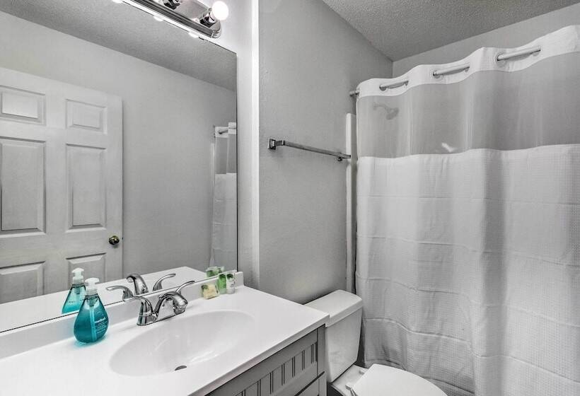 Bright Pensacola Home W/ Yard ~ 6 Mi To Beach