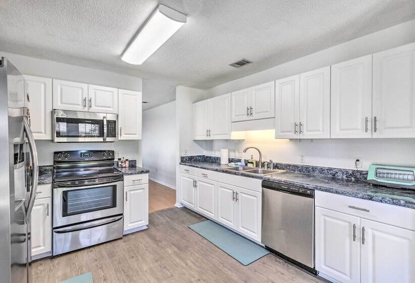 Bright Pensacola Home W/ Yard ~ 6 Mi To Beach