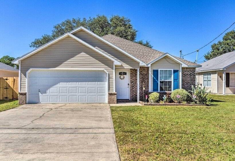 Bright Pensacola Home W/ Yard ~ 6 Mi To Beach
