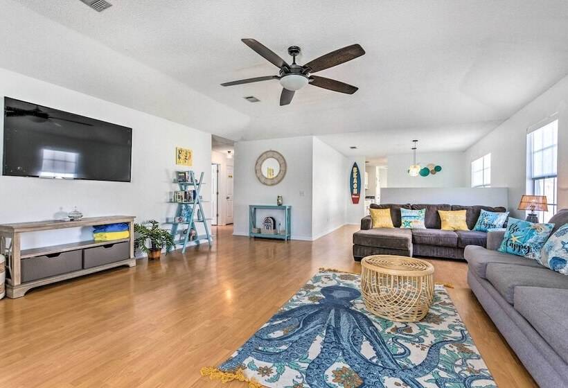 Bright Pensacola Home W/ Yard ~ 6 Mi To Beach