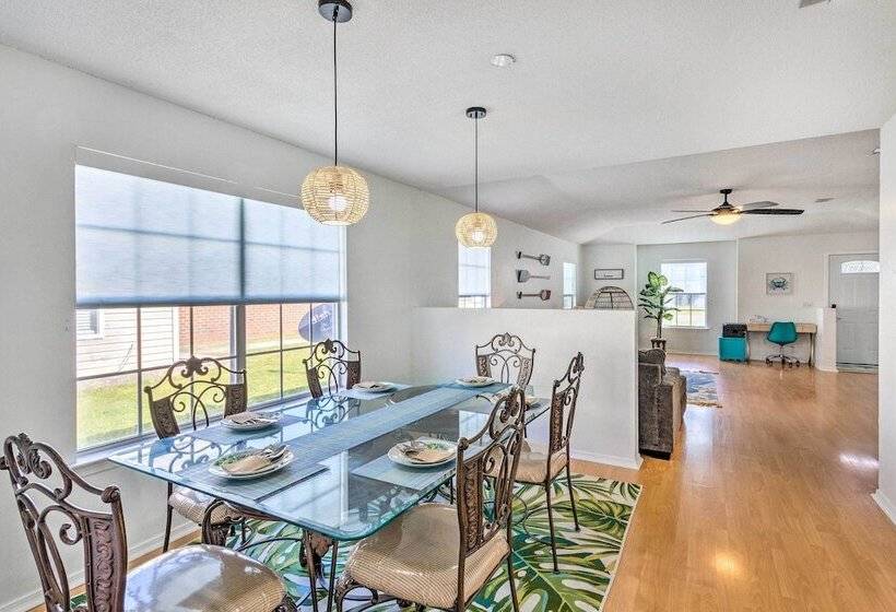 Bright Pensacola Home W/ Yard ~ 6 Mi To Beach