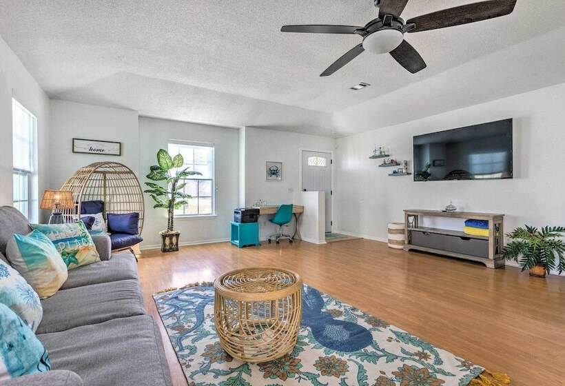 Bright Pensacola Home W/ Yard ~ 6 Mi To Beach