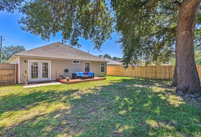 Bright Pensacola Home W/ Yard ~ 6 Mi To Beach