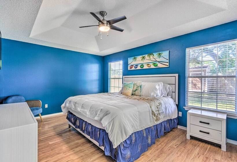 Bright Pensacola Home W/ Yard ~ 6 Mi To Beach