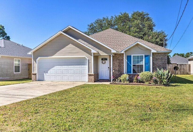 Bright Pensacola Home W/ Yard ~ 6 Mi To Beach