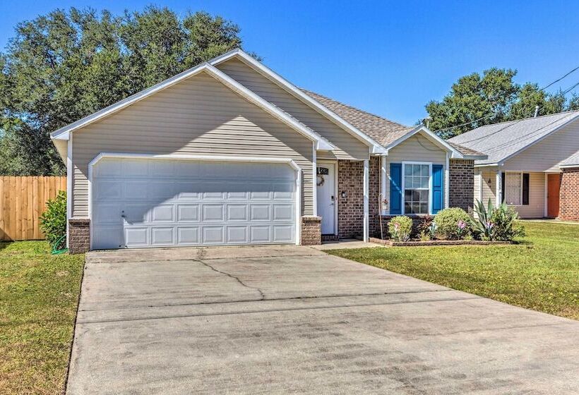 Bright Pensacola Home W/ Yard ~ 6 Mi To Beach