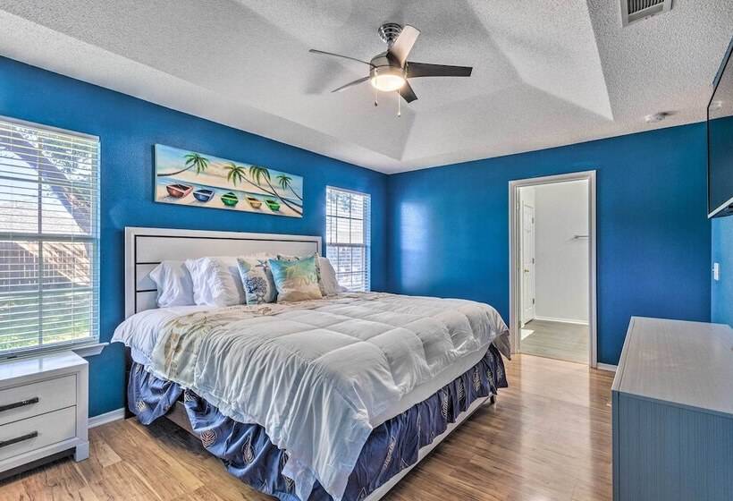 Bright Pensacola Home W/ Yard ~ 6 Mi To Beach