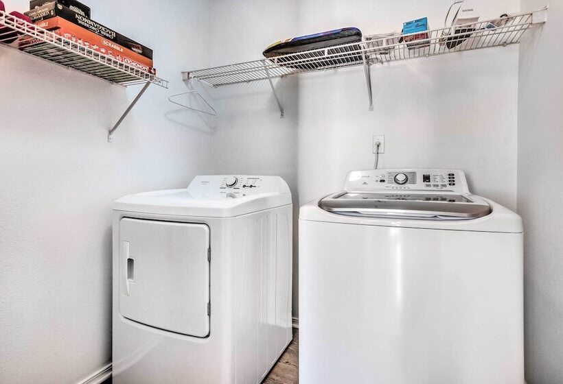 Bright Pensacola Home W/ Yard ~ 6 Mi To Beach