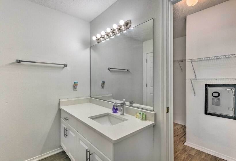 Bright Pensacola Home W/ Yard ~ 6 Mi To Beach