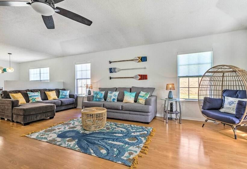 Bright Pensacola Home W/ Yard ~ 6 Mi To Beach